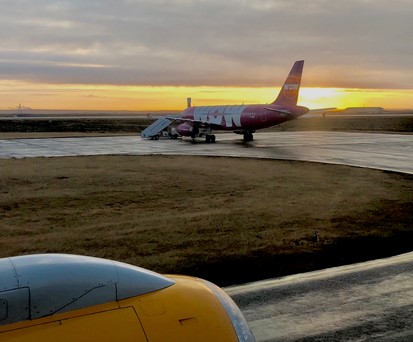 Geparkter Airbus A320 von Wow Air am Flughafen Reykjavik/Keflavik: Die Flugline muss dringend sparen.