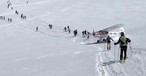 Der heikle Moment: Die Piper Supercub fährt durch die Teilnehmerinnen und Teilnehmer.