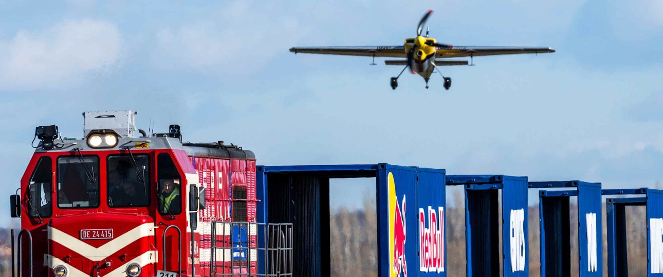 Flugzeug auf Zug: Waghalsiges Manöver.