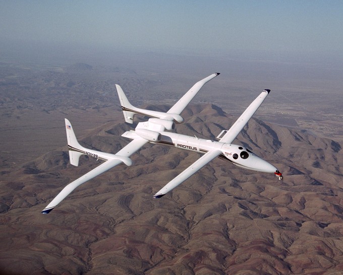 Ein ungewöhnlicher Anblick ist auch das Flugzeug Proteus vom US-Hersteller Scaled Composites. Es kann mit oder ohne Piloten abheben und dient Forschungszwecken, zum Beispiel für die Nasa. Die Anordnung von zwei ähnlich großen Tragflächen wird Tandemflügel genannt.