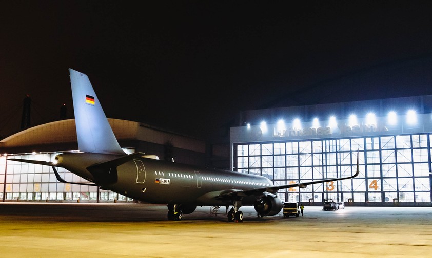 Der erste Airbus A321 Lr der Flugbereitschaft vor dem Hangar von Lufthansa Technik in Hamburg.