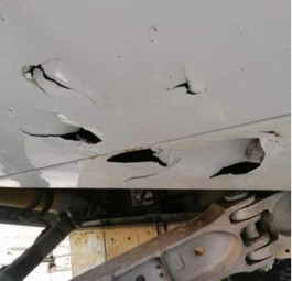 Rumpf der Boeing 747: Die Löcher kommen wohl von Steinen auf der Piste.