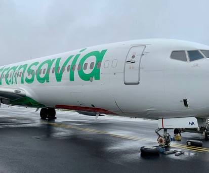 Die Reifen liegen neben der Boeing 737.