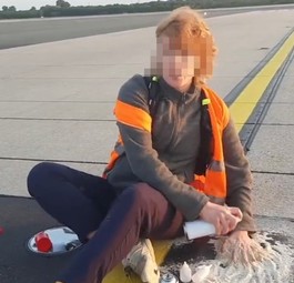 Aktivistin in Düsseldorf: Die Aktion stört den Flugverkehr massiv.
