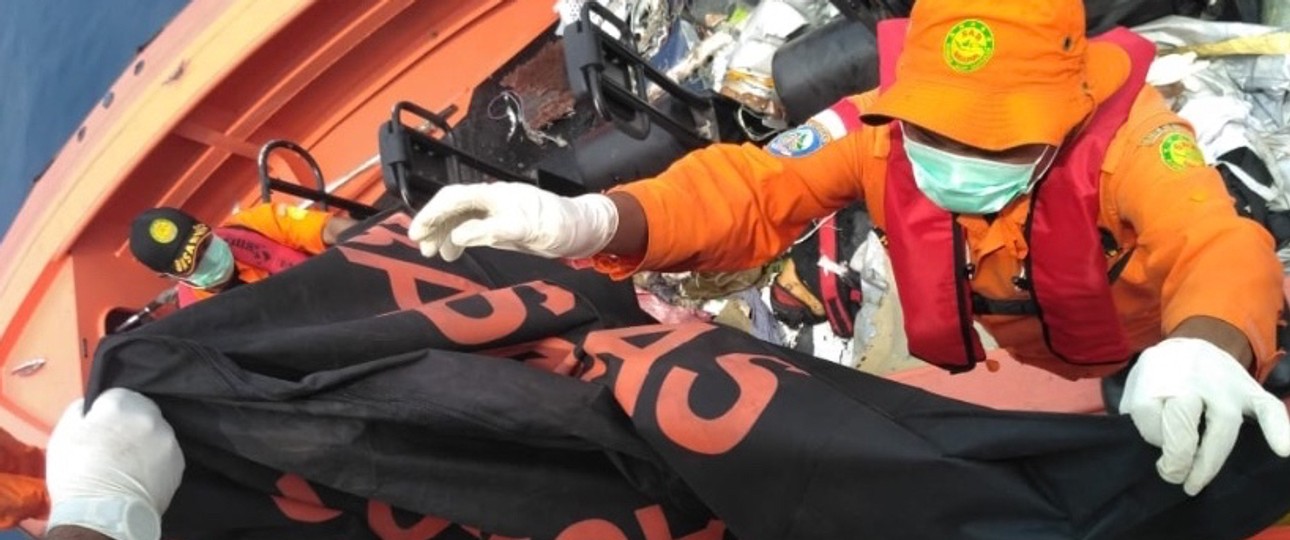 Retter bergen Gegenstände aus der Boeing 737 Max.