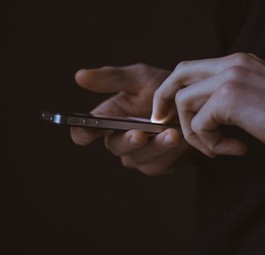 Mobiltelefon: Besser nicht an Bord für Gespräche benutzen.