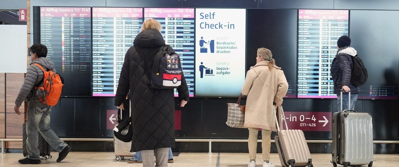 Anzeigetafel am Flughafen (Archivbild): Es kann weiterhin zu Verspätungen und Stornierungen kommen.