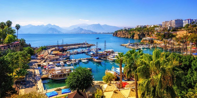 Platz 8 bis 6 mit jeweils durchschnittlich 12.100 Google-Suchanfragen pro Monat (alle im Bild): Antalya, ... 