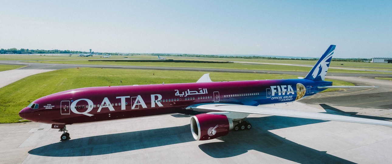 Qatar Airways Boeing 777 im FIFA-Look: Das Flugzeug wird auch nach der WM die Lackierung behalten.