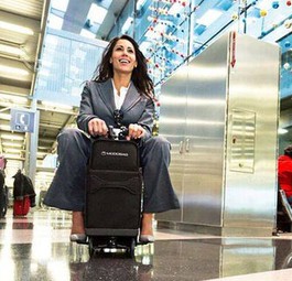 Koffer-Kuli auf Rollen: Der Modobag soll mit einem eingebauten Motor die Reisenden drei Mal schneller zum Gate bringen als zu Fuß.