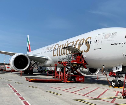 Boeing 777-3000 ER von Emirates am Gate in Hamburg.