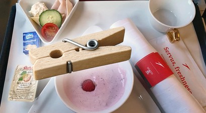 Die Servietten-Klammer in der Business Class von Austrian Airlines: Kleine Klammer, viele Fans.