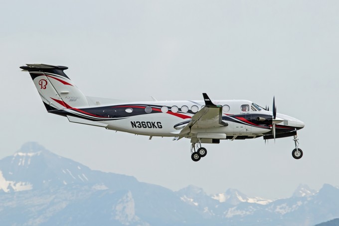 Platz 5 - Beechcraft King Air 200

Laut Daten von WingX führte der Flugzeugtyp insgesamt 175.969 Flüge durch, was 4,9 Prozent aller Flüge ausmacht. Die Maschine bietet Platz für sechs bis neun Reisende. Das Flugzeug kann eine Strecke von 2400 Kilometern mit einer Reisegeschwindigkeit von 420 km/h zurücklegen. Zudem kann die King Air auch auf Flughäfen mit kurzen Pisten starten und landen.