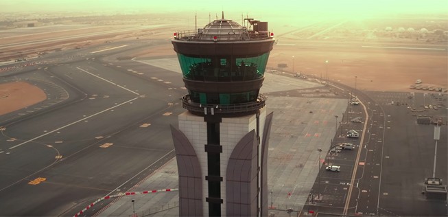 Der Tower des Flughafens ist 97 Meter hoch.