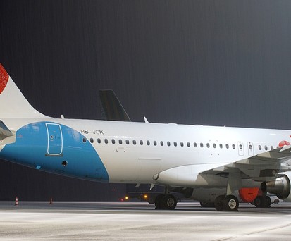Chair Airlines′ erster Airbus A320: Die HB-JOK wird auf den Einsatz vorbereitet.