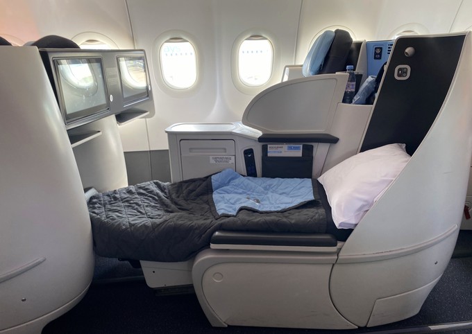 Flach gestellter Sitz im Flieger von La Compagnie.