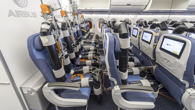 Airbus hatte vorab schon einige Bilder vom Praxis-Test der neuen Innenausstattung getwittert, hier die Economy.
