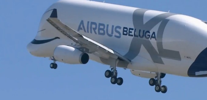 Der Beluga XL kurz nach dem Abheben: Der Erstflug geht unter anderem Richtung Pyrenäen und Aix-en-Provence.