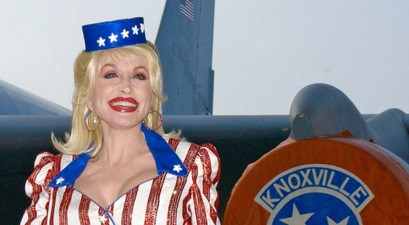 Dolly Parton vor der Miss Dolly: Das Flugzeug gibt es immer noch. 
