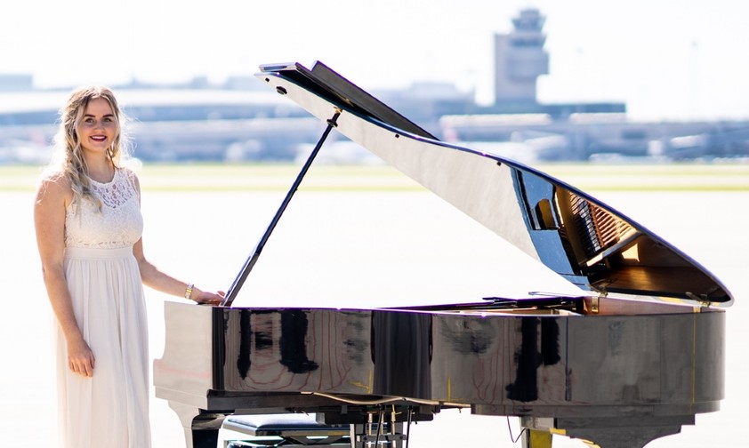 Ein Flügel, ein leerer Flughafen und eine Boeing 777