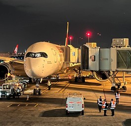 Der Airbus A350 mit der Kennung EC-OFM kommt mit deutlicher Verspätung in Buenos Aires an.