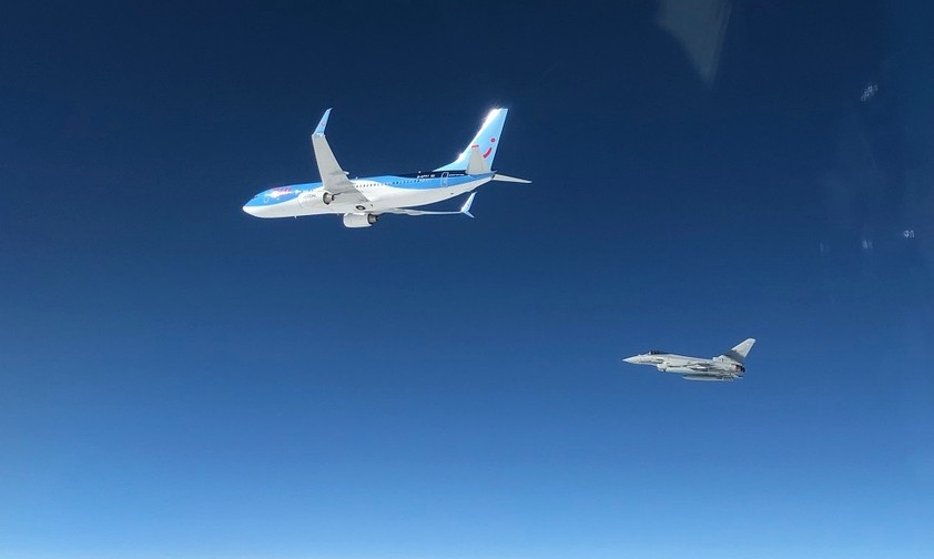 Beeindruckender Anblick - aber für die Passagiere harmlos: Kampfjet neben der Boeing von Tuifly.