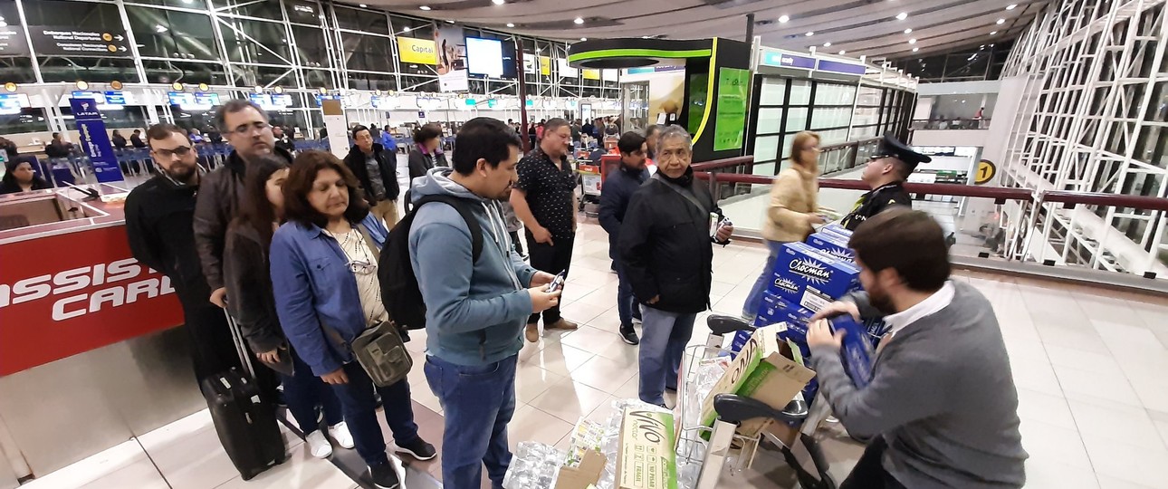 Aeropuerto Internacional Comodoro Arturo Merino Benítez: Reisende, die am Airport von Santiago de Chile festsitzen, bekommen Wasser und Kekse.