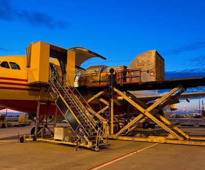 Die Beladung des Airbus A300 von EAT: Nqachts ist viel los in Leipzig.