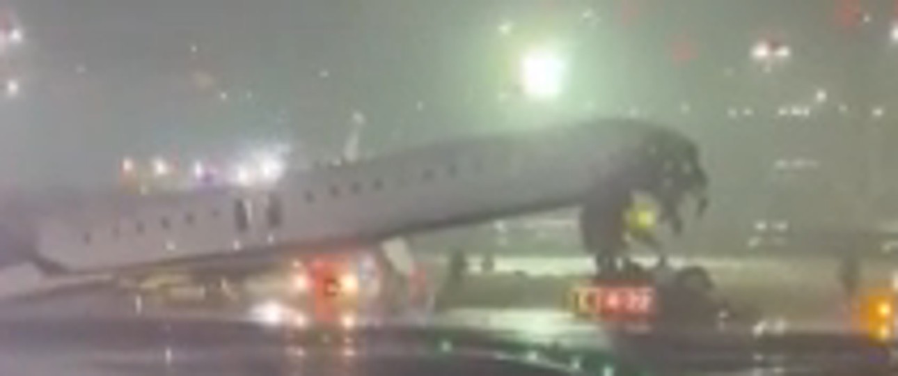 Verunglückte CRJ 900: Offenbar mit einem Fahrzeug kollisiert.