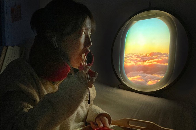 Fenster für daheim: Essen wie im Flugzeug, nur im Wohnzimmer.