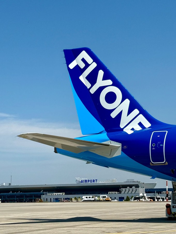 In großen weißen Buchstaben steht auf blauem Grund der Name der Airline.