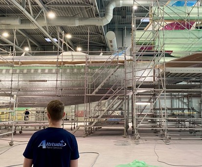 ... hier vor dem Jet selber. Das Heck des Airbus A320, auf dem noch die Eurowings-Farben zu sehen sind.
