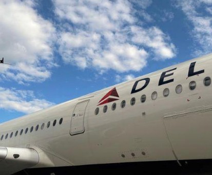 Flugzeug von Delta Air Lines und Drohne: Wartung soll schneller funktionieren.