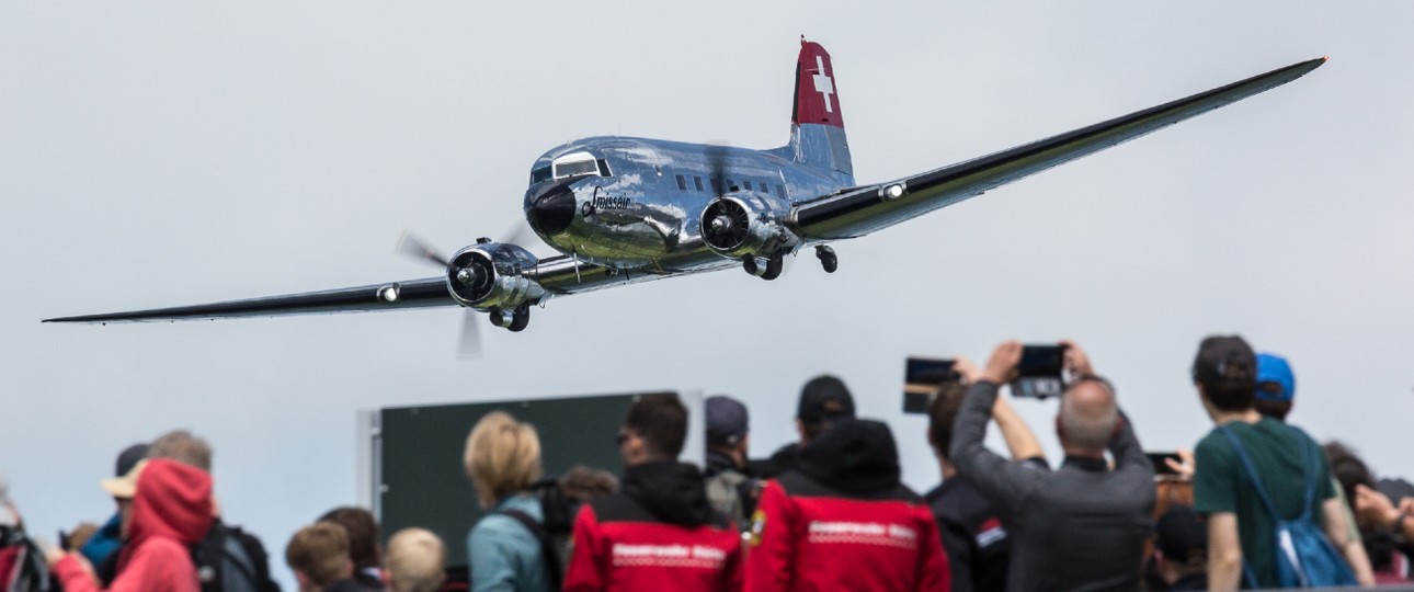 <p style="font-weight: 400;"><em>Beinahe auf Augenhöhe mit der Swissair Douglas DC-3</em></p>