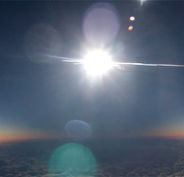 Passagiere erleben Sonnenfinsternis über den Wolken