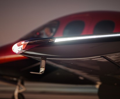 VIsion Jet der dritten Generation: Spectra-Lights an den Flügelspitzen sorgen für eine bessere Sichtbarkeit.