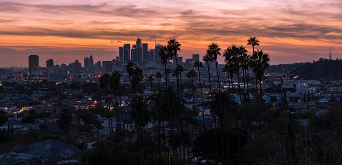 Zwischen diesen weit entfernten Städten reisen viele Passagiere, es gibt aber noch keinen Direktflug: Bangkok - Los Angeles. Die beiden Metropolen liegen 7171 Seemeilen oder 13.281 Kilometer voneinander entfernt.