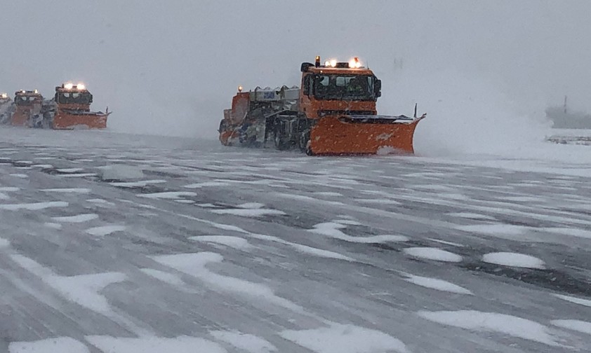 Winterdienst am Flughafen Dortmund: Die Gerätschaften kamen am Montagmorgen (8. Februar) nicht schnell genug gegen das Eis an.