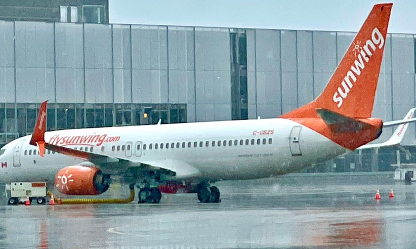 Boeing 737 von Sunwing Airlines im Schneetreiben: Gehört bald zu Westjet.
