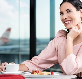 Gast in der Wiener Aua-Lounge: Sie darf Speisen am Buffet holen.