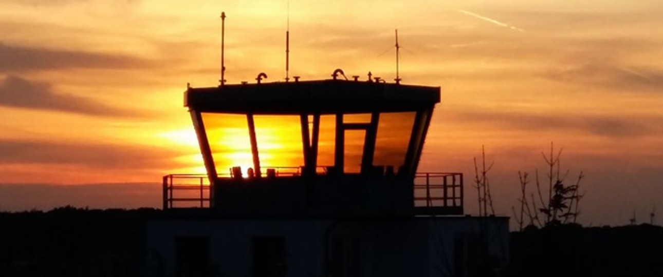 Kontrollturm am Flughafen Paderborn: Höhere Gefahr ab April?