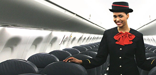 Flugbegleiterin von LAM: Die Airline versinkt im Chaos.