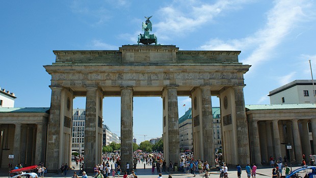 Rang 7: Südamerika - Europa. 3 Prozent, 21 Millionen Passagiere. (Brandenburger Tor in Berlin).