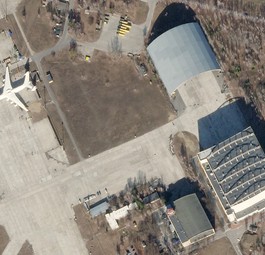 Der Flughafen Hostomel am 24. Februar, also am Tag, an dem die russische Invasion begann. Da stand die Antonov An-225 noch im Freien.