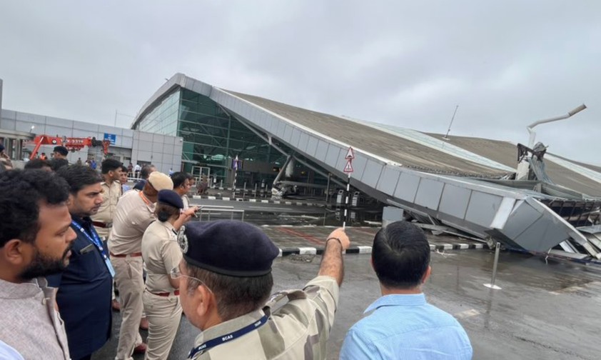 Unwetter lässt Dach am Flughafen Delhi einstürzen