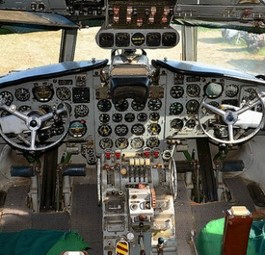 Wissen Sie, welches Flugzeug zu diesem Cockpit gehört? Ein kleiner Tipp: Es hatte seinen Jungfernflug 1957