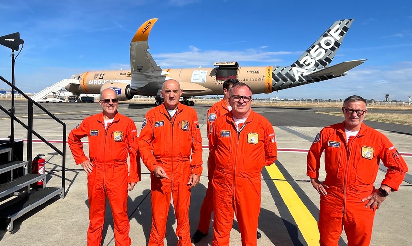 Der Airbus A350 F und die Testflugcrew: Der Frachter war vier Stunden in der Luft.