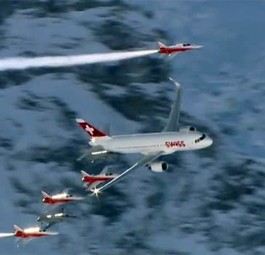 A320 schwebt an schroffen Felswänden entlang