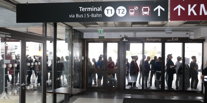 Die Warteschlangen für einen letzten Blick ins Terminal waren lang.