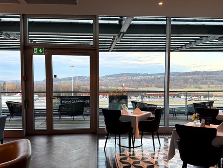 Eine Aussicht wie diese ist in einer Airport-Lounge nicht selbstverständlich. Unter anderem genau deswegen entschied man sich bei Swissport, eine neue Lounge der höchsten Kategorie zu eröffnen.